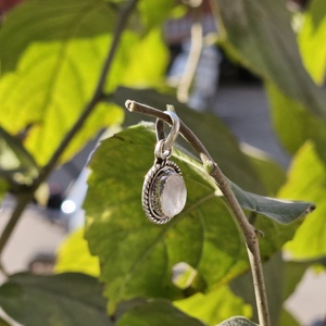 Pendentif ovale en argent sterling avec quartz rose, design religieux pour enfants - Product Image 4