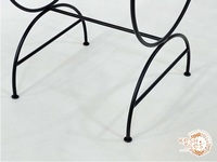 Chaise élégante, moderne et confortable en fil de métal forgé avec base incurvée et dossier en grille pour une utilisation intérieure/extérieure