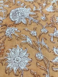 Tissu en coton imprimé à la main à motifs floraux moutarde, textile artisanal indien traditionnel pour vêtements et ameublement - Product Image 3