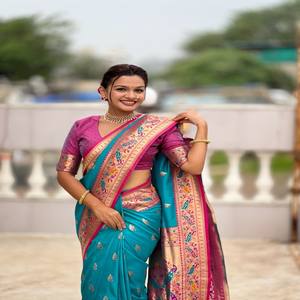 ผ้าซิ่นปาธานีเนื้อนุ่มจากวัสตรา คอทเทจ ประดับด้วยลายซารีแบบซารีมีนาการี พร้อมพู่ห้อยสีเขียวมรกตที่หรูหรา  ชุดสำหรับผู้หญิงใส่ในงานเทศกาลหรืองานแต่งงาน - Product Image 4