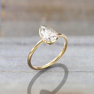 Bague solitaire en or jaune 14 carats de luxe, diamant de laboratoire taille poire de 1,11 carat, pour un cadeau de mariage ou d'anniversaire pour les petites amies - Product Image 4