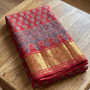 Sari de algodón y seda estampado a mano Rakta Jaal Ajrakh, modelo Banarasi, de georgette de red suave y pesada estilo Bollywood, ideal para fiestas. - Product Image 5