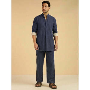 Ensemble coordonné plissé texturé rayé pour homme Amanush, ensemble kurta et pantalon en coton, col mandarin, manches longues, décontracté, pour l'été, à porter au quotidien - Product Image 1