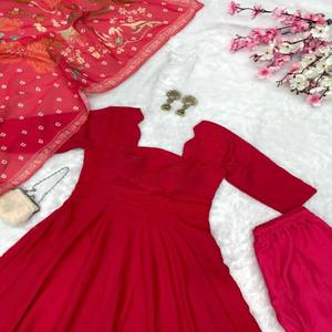 Traje Anarkali VASTRA COTTAGE GMY de Chinon Puro con Dupatta Estampada Digitalmente Suave y Plazo de Algodón Butter Completamente Cosido - Product Image 5