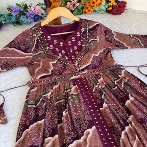 Vestido de diseñador de color vino en rayón pesado con trabajo hecho a mano y Mille Foil Elegante ropa de fiesta con crepé de algodón interior - Product Image 5