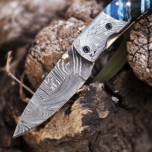 Couteau de poche pliant en acier damas fait à la main avec belle poignée en résine outils OEM personnalisables pour les besoins de survie en camping des hommes - Product Image 4