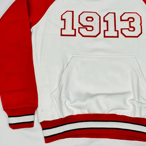 DST 1913 Chenille Crewneck |   Pull en polaire unisexe rouge et blanc à manches raglan, hiver, éco-responsable, avec écusson brodé Année de fondation sur le devant - Product Image 2