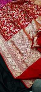 Sarees de seda de brocado tejidos personalizados en una variedad de colores individuales con brocado de zari dorado ideal para reventa en color rojo brillante - Product Image 3
