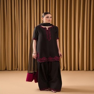 Conjunto Kurta Plazo VASTRA COTTAGE, Estilo Francés Puro, con Cuentas, Bordado a Mano y Dupatta de Georgette de Diseño en Contraste - Product Image 4
