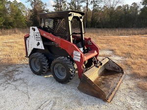 Chargeuse compacte sur pneus Takeuchi TS50R, godet de charge polyvalent avec lame de coupe à fixation par boulons, attache rapide manuelle. - Product Image 3
