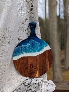 Tabla de cortar de pizza de resina de madera de acacia de forma redonda estilo océano y tabla de cortar con asa para plato de pizza - Product Image 6