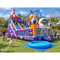 Grand parc de jeux gonflable extérieur sur le thème de l'espace