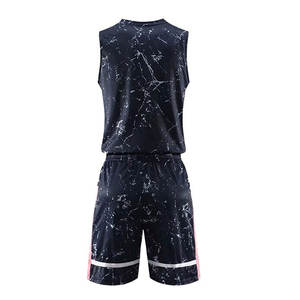 Vêtements de sport pour hommes, uniformes de basket-ball de couleur personnalisée, respirants et abordables fabriqués au Pakistan - Product Image 2