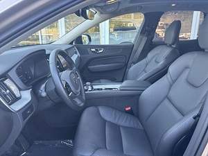 Volvo XC60 B5 Plus SUV 2025 Très Propre, Boîte Automatique, Sièges en Cuir, Toit Panoramique, Phares et Feux Diurnes à LED, Sièges Foncés - Product Image 6