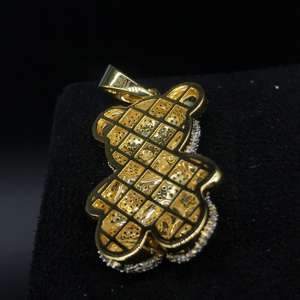 Pendentif ours en peluche éblouissant un mélange parfait de charme et d'élégance Le luxe rencontre la gentillesse Pendentifs et breloques en diamant - Product Image 1