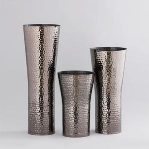 Elegante jarrón de suelo de metal con acabado en color plateado, perfecto para una elegante decoración de hogar y hotel - Product Image 5