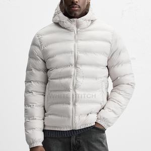 เสื้อแจ็คเก็ตพัฟเฟอร์สีเทาแบบมีฮู้ด ดีไซน์ล่าสุด สำหรับฤดูหนาว คอสูง ปลายแขนยางยืด ปิดด้วยซิป มีกระเป๋าซ่อนด้านใน สำหรับผู้ชาย - Product Image 1