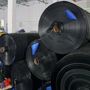 Rouleaux de tissu de bâche PE noir personnalisable imperméable style uni avec taille GSM personnalisée et nom de marque - Product Image 1