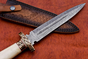 Cuchillo de caza de acero de Damasco personalizable OEM, hecho a mano, hueso de camello y mango de latón, Funda de cuero con patrón trenzado para EDC - Product Image 4