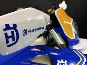 Increíbles Ofertas en Motocicletas Nuevas Husqvarna TE 300 Heritage 2025 - Product Image 5
