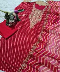 Ensemble de fête à la mode avec imprimé floral ludique et accents à volants. - Product Image 6