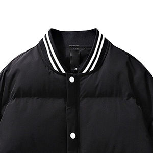 Chaqueta Varsity Acolchada para Hombre, Diseño Moderno 2026, Color Negro Completo, Personalizable OEM, Estilo Elegante para Clima Frío, Exportación, Calidad Premium, Gran Venta - Product Image 3