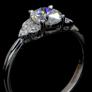 Anillos de compromiso de tres piedras de estilo simple, joyería fina de piedra central de diamante natural cultivada en laboratorio de 0,81 quilates con certificado IGI - Product Image 3