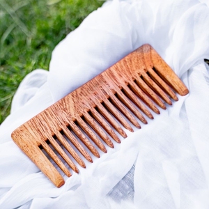 Peine para Cabello de Madera Natural Hecho a Mano con Acabado Suave, Peinado y Cuidado, Cuidado Suave del Cuero Cabelludo, Color y Logotipo Personalizables - Product Image 1