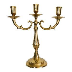 Centro de mesa de candelabros de metal hecho a mano para decoración de bodas con intrincados detalles florales y brazos de velas - Product Image 2