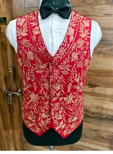 Traje de 3 piezas bordado rojo tradicional con acentos dorados para hombre lujoso rojo bordado detalle dorado - Product Image 5