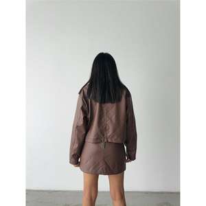 เสื้อแจ็คเก็ตหนังทรงครอปแบบควิลท์ พร้อมซิป แต่งดีเทลสีน้ำตาล - Product Image 1