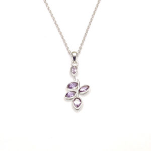 Colgante de amatista (4.0 gramos) con engaste de bisel, con forma intrincada de planta - Product Image 1