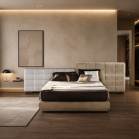 Lit King Moderne de Luxe Italien en Cuir Nappa Bicolore avec Tête de Lit Modulaire Asymétrique, Cadre en Bois de Pin, Confortable, Gain de Place, Rembourré