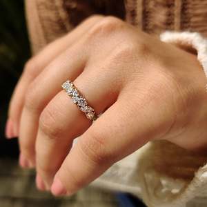 Anillos de Boda de Media Eternidad con Diamantes Cultivados en Laboratorio de Corte Marquesa y Redondo Brillante, Claridad VS, Color EF, para Novios - Product Image 5