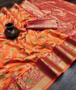 Tenue de fête indienne en soie, motif Litchi, sare en soie douce, riche palette avec un joli tissage Zari en or, bordure tissée - Product Image 1