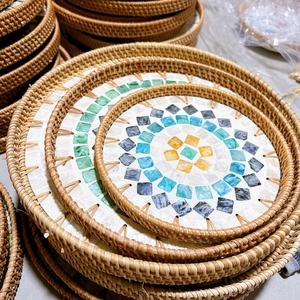 Plateau rond en rotin haut de gamme avec incrustation de nacre pour servir les aliments, le stockage et la décoration de la maison 32cm 35cm 40cm Vietnam - Product Image 2