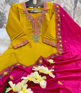 Ensemble Kurti et pantalon pour femme, style indien ethnique tendance, en coton, avec broderie à la main, pour mariage, fête festive, vente en gros - Product Image 6