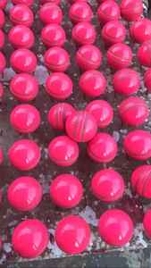 ลูกบอลแข็งลายลูกคริกเก็ตสีขาวสารส้มสีชมพู2025ใหม่งานเย็บด้วยมือคุณภาพระดับพรีเมียมแสตมป์ออกแบบโลโก้คลับเอง - Product Image 4