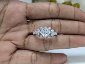 Bague de fiançailles Lurba Jewels 1,95 ct en diamant de laboratoire taille princesse, certifiée IGI, style classique vintage, pour femme, en or massif 14 carats - Product Image 2