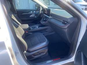 Ford Explorer ST AWD automatique en cuir, modèle 2024, en excellent état - Product Image 6