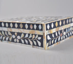 Boîte à bijoux rectangulaire en bois noir, artisanale de luxe, incrustée de nacre, avec motif floral de vignes et de feuilles - Product Image 4