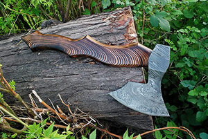 Hacha de doble hoja de acero de Damasco multiusos con mango de madera colorido para acampar - Product Image 2