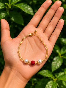 สร้อยข้อมือโซ่กระดาษทองเหลืองประดับเปลือกหอยมุกและลูกปัดปะการังสีแดง |   สร้อยข้อมือแบบโซ่สีทอง - Product Image 1