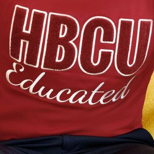 HBCU-Camiseta de chenilla de color carmesí para hombre, de primera calidad Camiseta de algodón, ropa griega de ajuste clásico, suave, cómoda, elegante, con logotipo bordado - Product Image 2