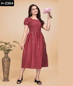 Designer indischer Stil längere Länge geschnitten Arbeit Faden bestickt lange Kurtis und Oberteile für Damen modische modische Baumwoll-Kurtis