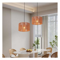 Luminaire suspendu d'intérieur léger, artisanal, traditionnel, minimaliste moderne, en bambou naturel tressé à la main, avec abat-jour en rotin.