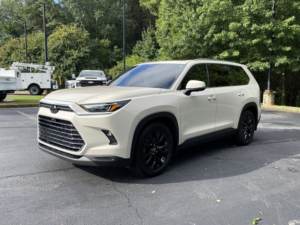 Limpio de segunda mano 2024 Toyo_ta Grand Highlander Limited tracción delantera - Product Image 3