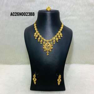 Conjunto de collar de Latón chapado en oro largo de moda en línea de diseñador con cadena de caja y patrón de flores para fiestas y bodas - Product Image 1