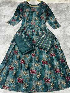 A Holiday Special Femmes OU Filles Porter Col Rond Broderie Énorme Flair Motif Longueur Genou Kurti Bas Avec Dupatta Ensemble - Product Image 5