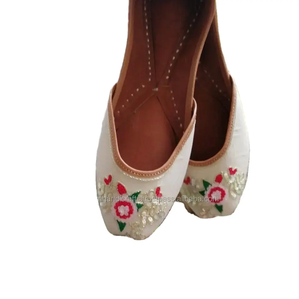 Rajasthani Folk Art bordado mojaris Custom diseño nupcial juttis bordado terciopelo Punjabi jutti zapatos POR ARTESANÍA DE LUJO
